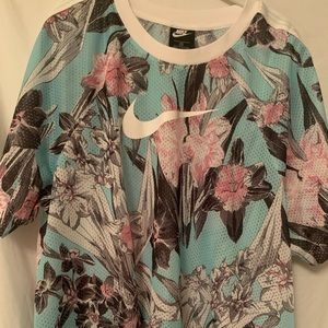 NWOT Nike Mesh Tee